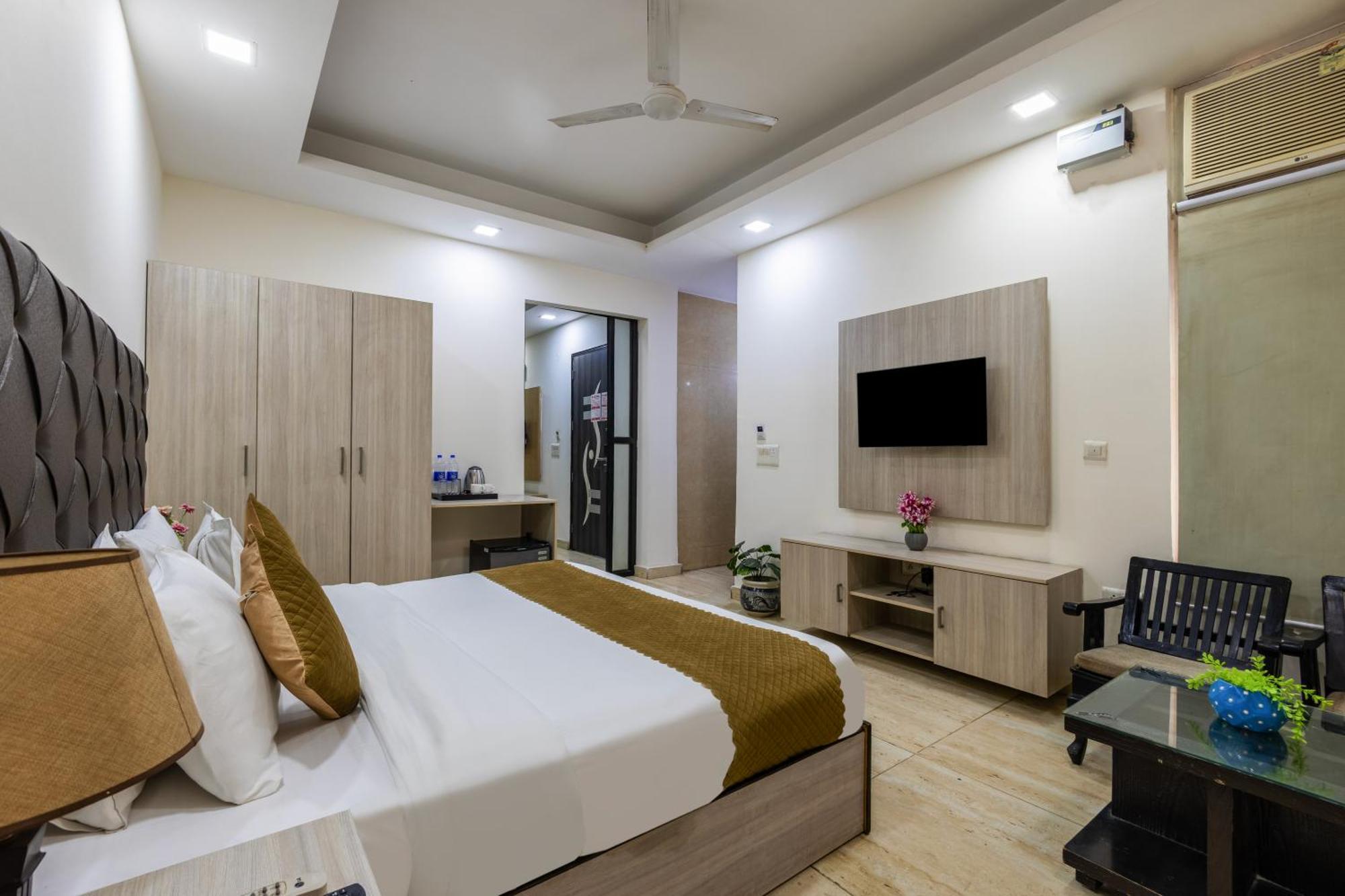 Kabul Hotel By Nexhub Palace - Medanta คูร์เคาน์ ภายนอก รูปภาพ