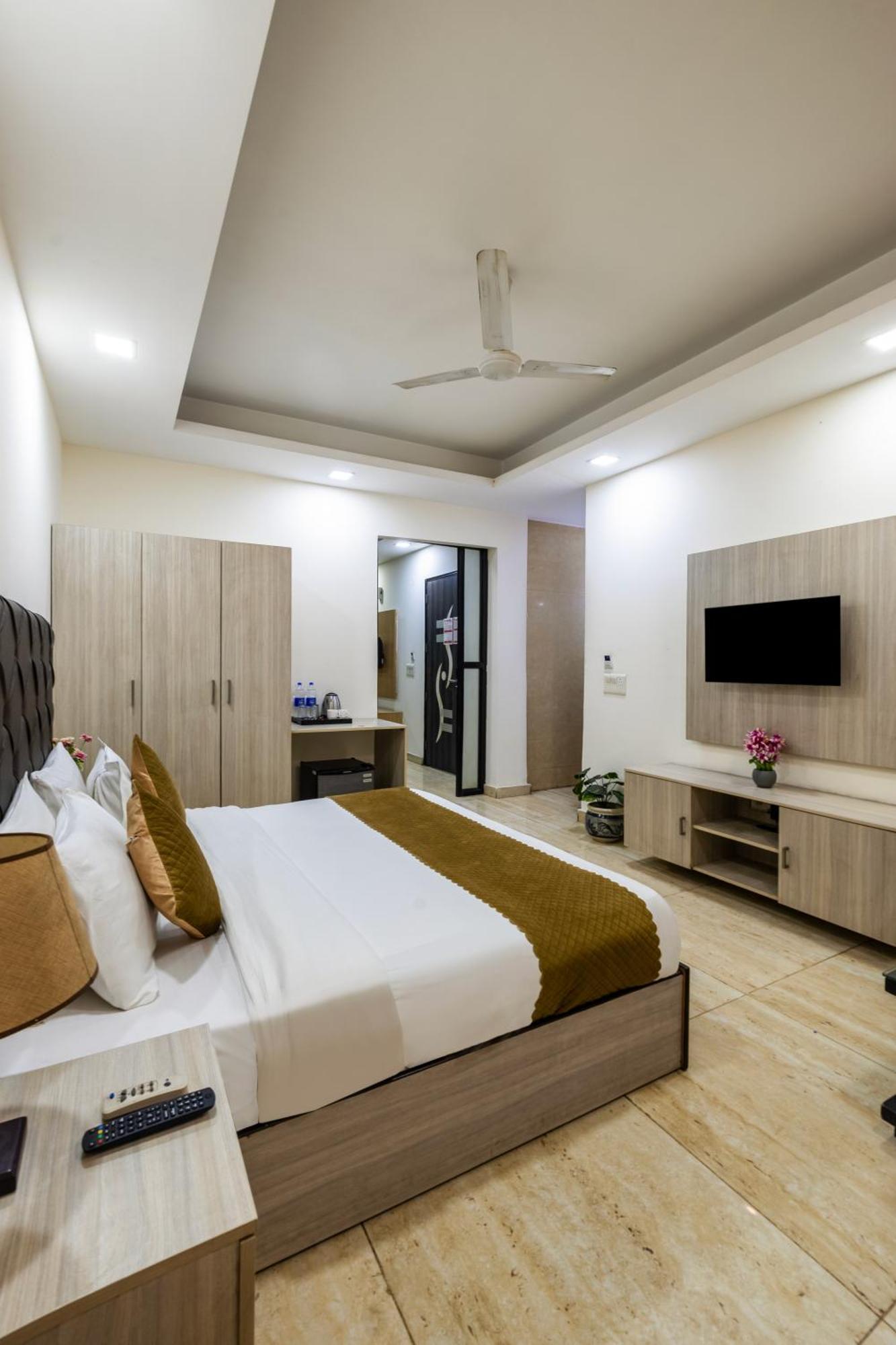 Kabul Hotel By Nexhub Palace - Medanta คูร์เคาน์ ภายนอก รูปภาพ